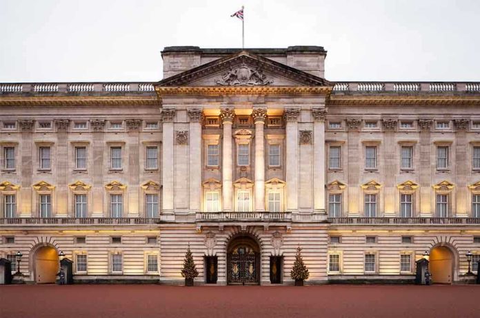 shutterstock_155262830 Front view of Buckingham Palace with illuminated facade and British flag